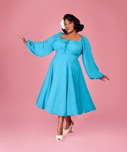 Susie wearing the Boardwalk Sleeve sewing pattern