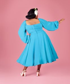 Susie wearing the Boardwalk Sleeve sewing pattern