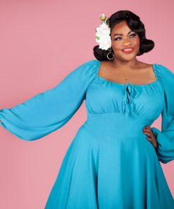 Susie wearing the Boardwalk Sleeve sewing pattern